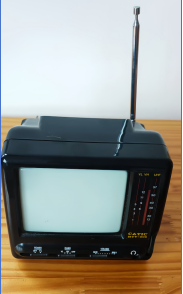 楠希配资 邻居送来比烟盒还小的电视机，他却决定免费送人？背后的原因很温暖～